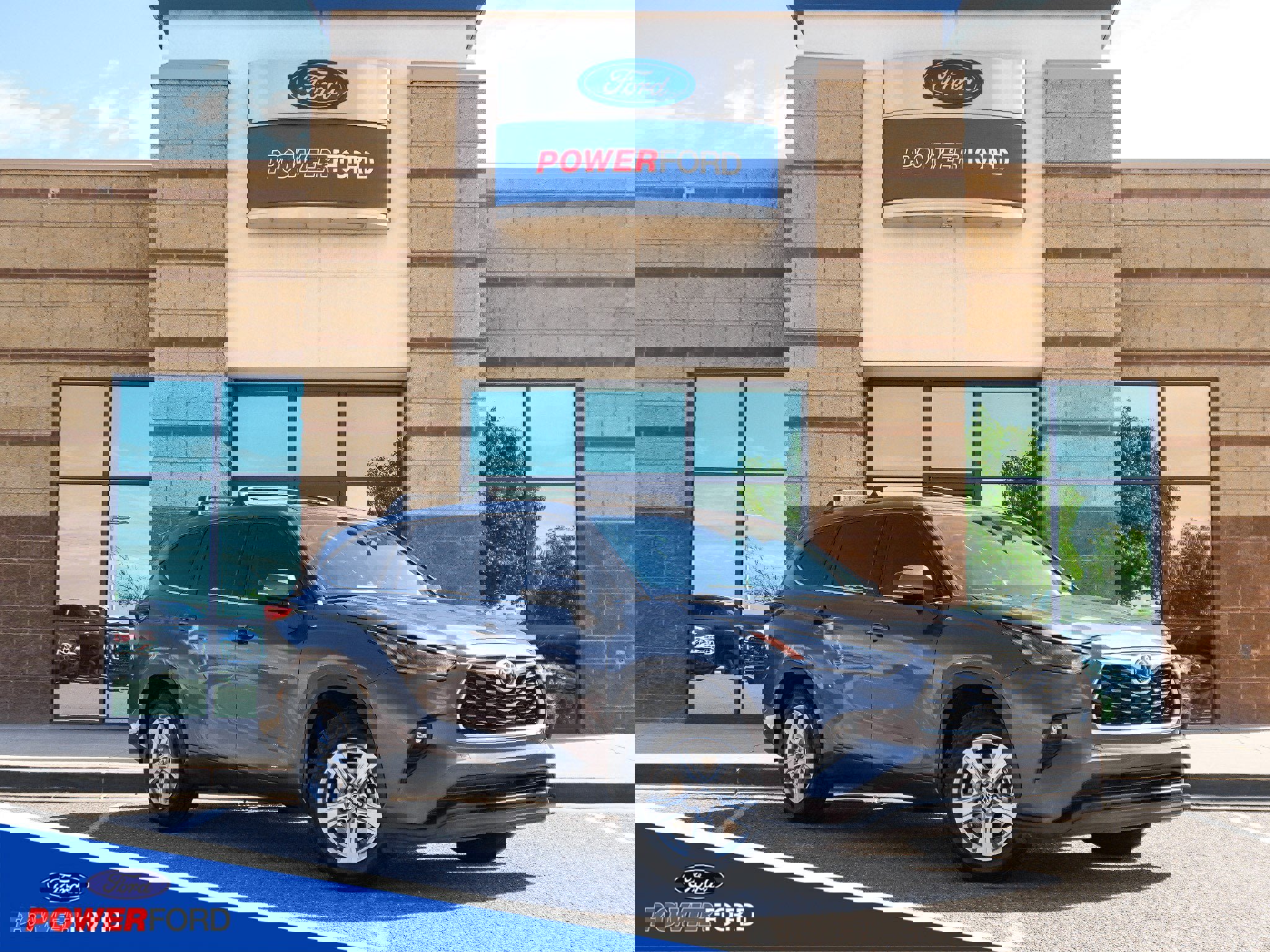 Used 2022 Toyota Highlander LE image 1