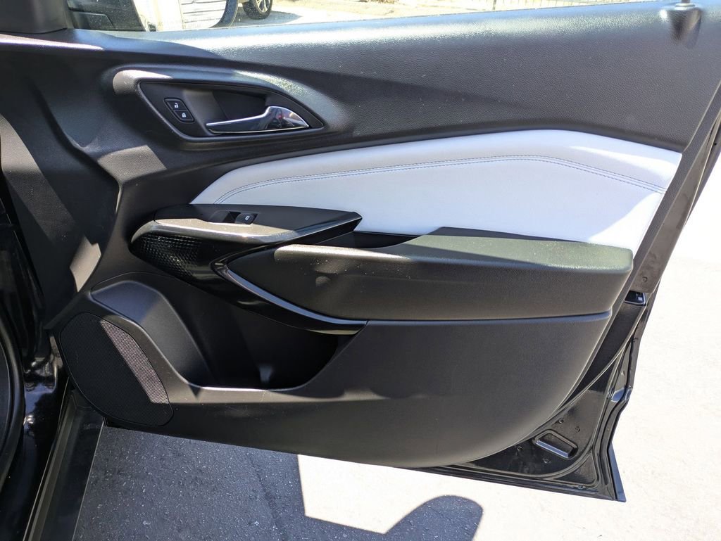 Used 2025 Chevrolet Trax LT w/ LT Convenience Package image 34