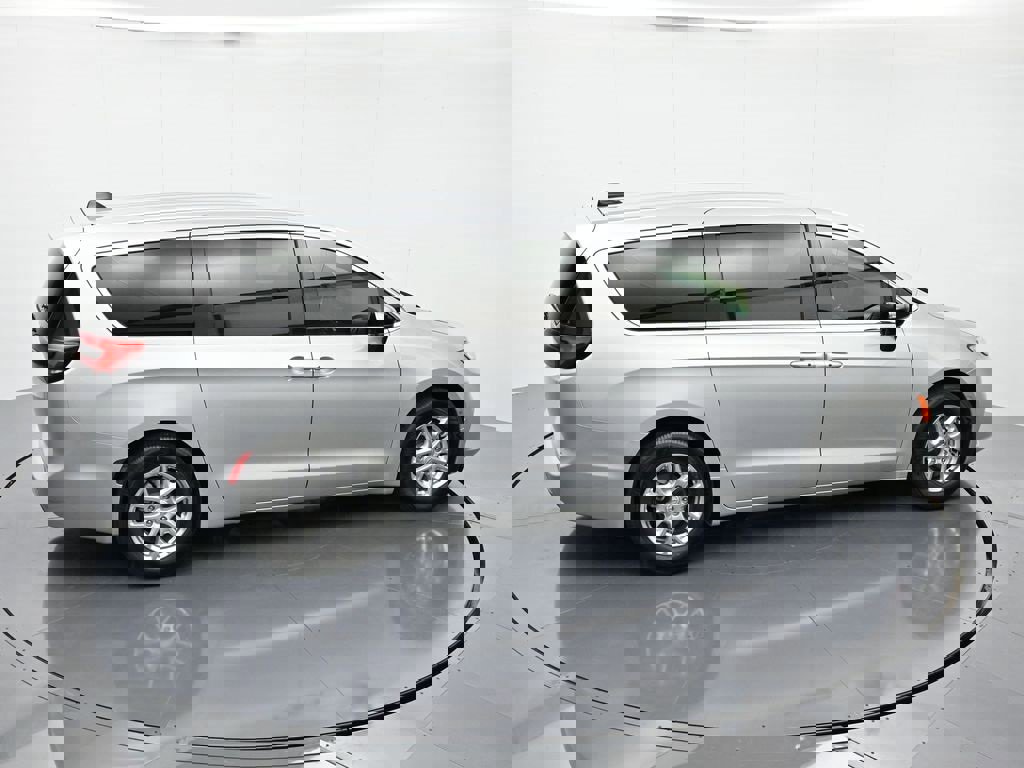 New 2026 Chrysler Pacifica Select image 13