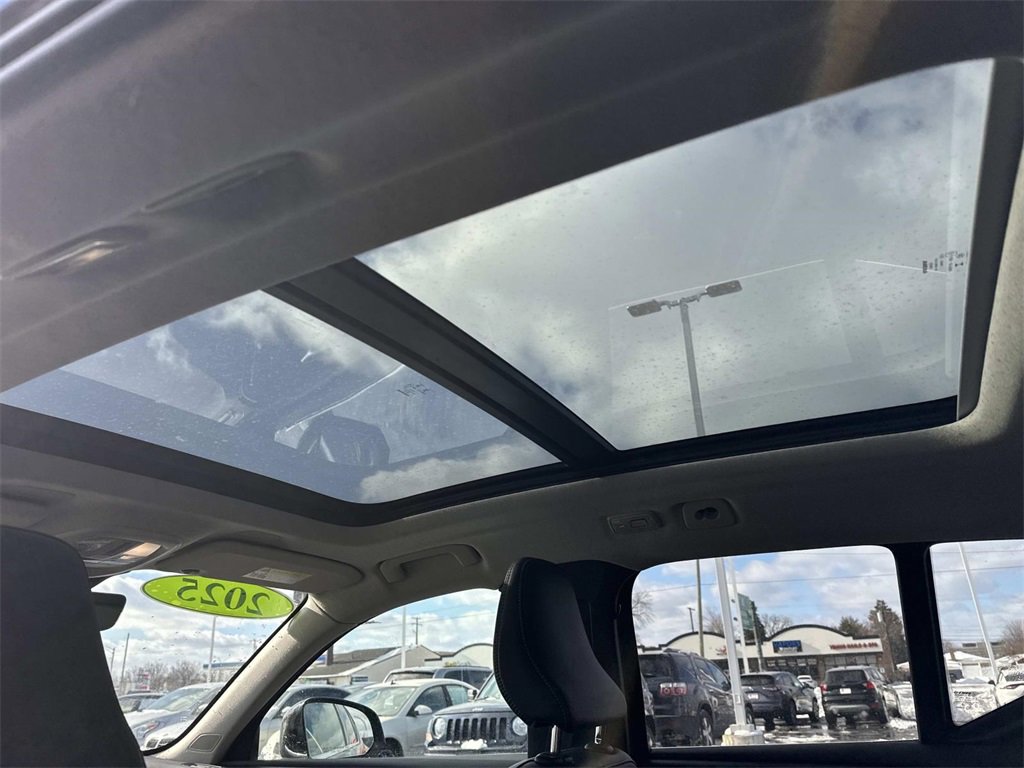 Used 2025 Volvo XC40 B5 Core image 13