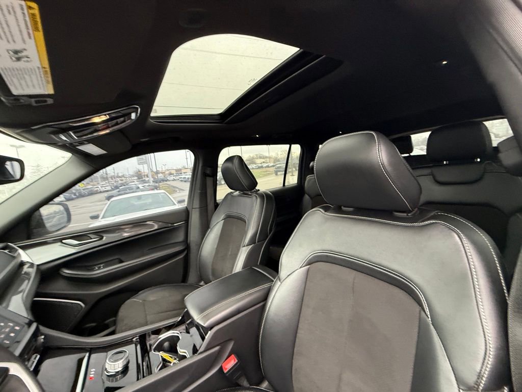 Used 2023 Jeep Grand Cherokee L Laredo image 13