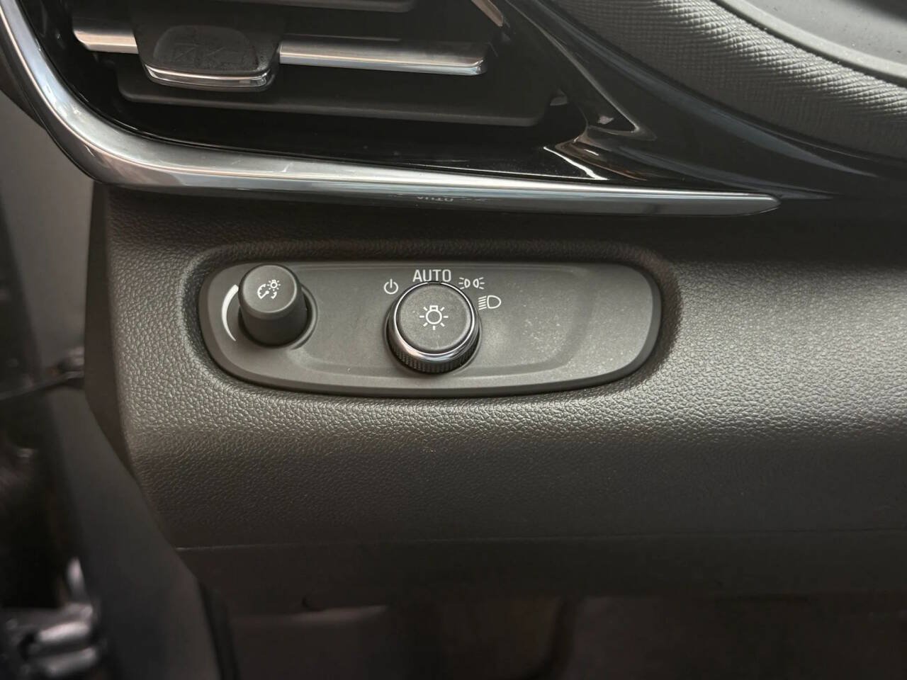 Used 2024 Buick Envista Sport Touring w/ Convenience I Package FWD image 12