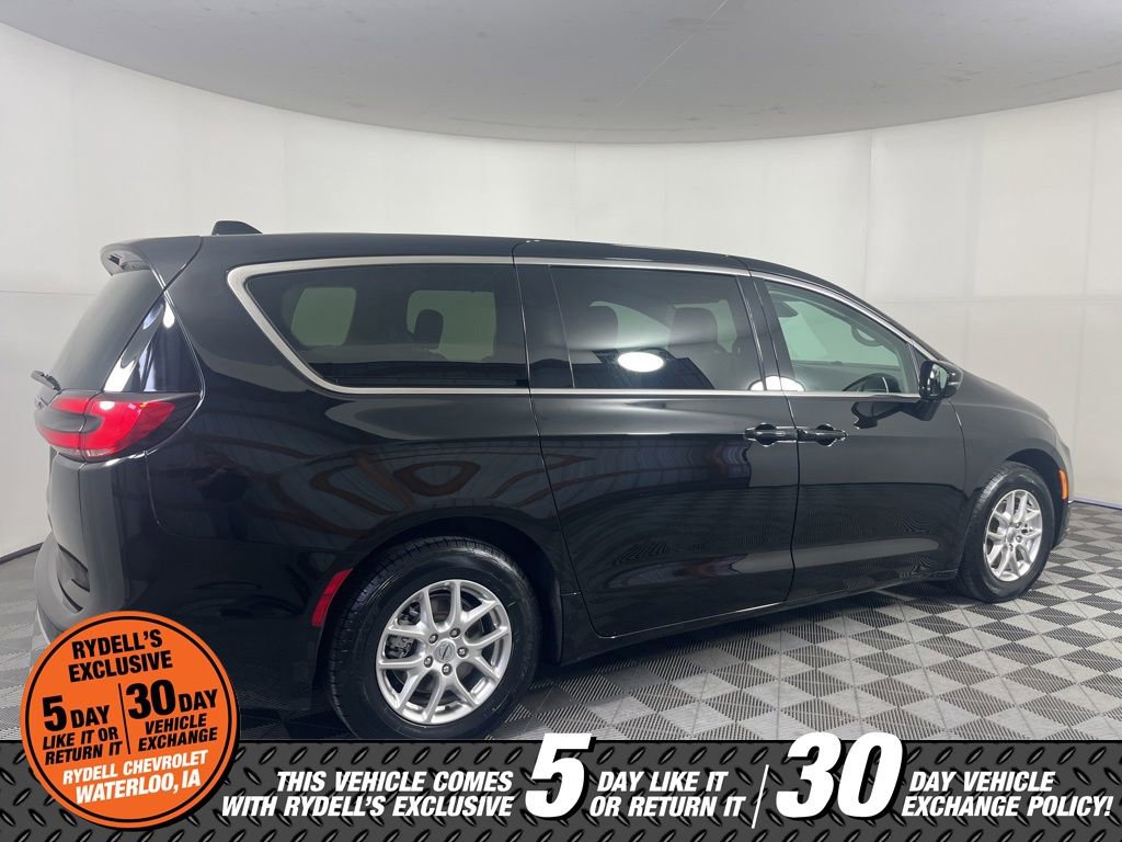 Used 2024 Chrysler Pacifica Touring-L FWD image 3