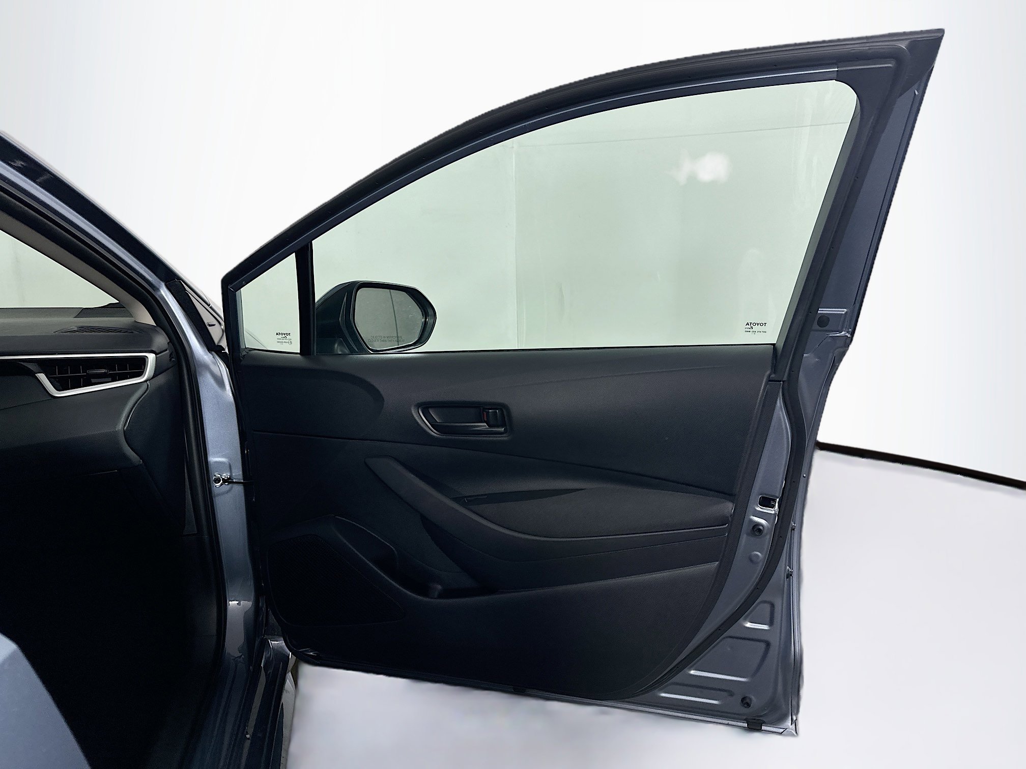 Used 2025 Toyota Corolla LE image 30