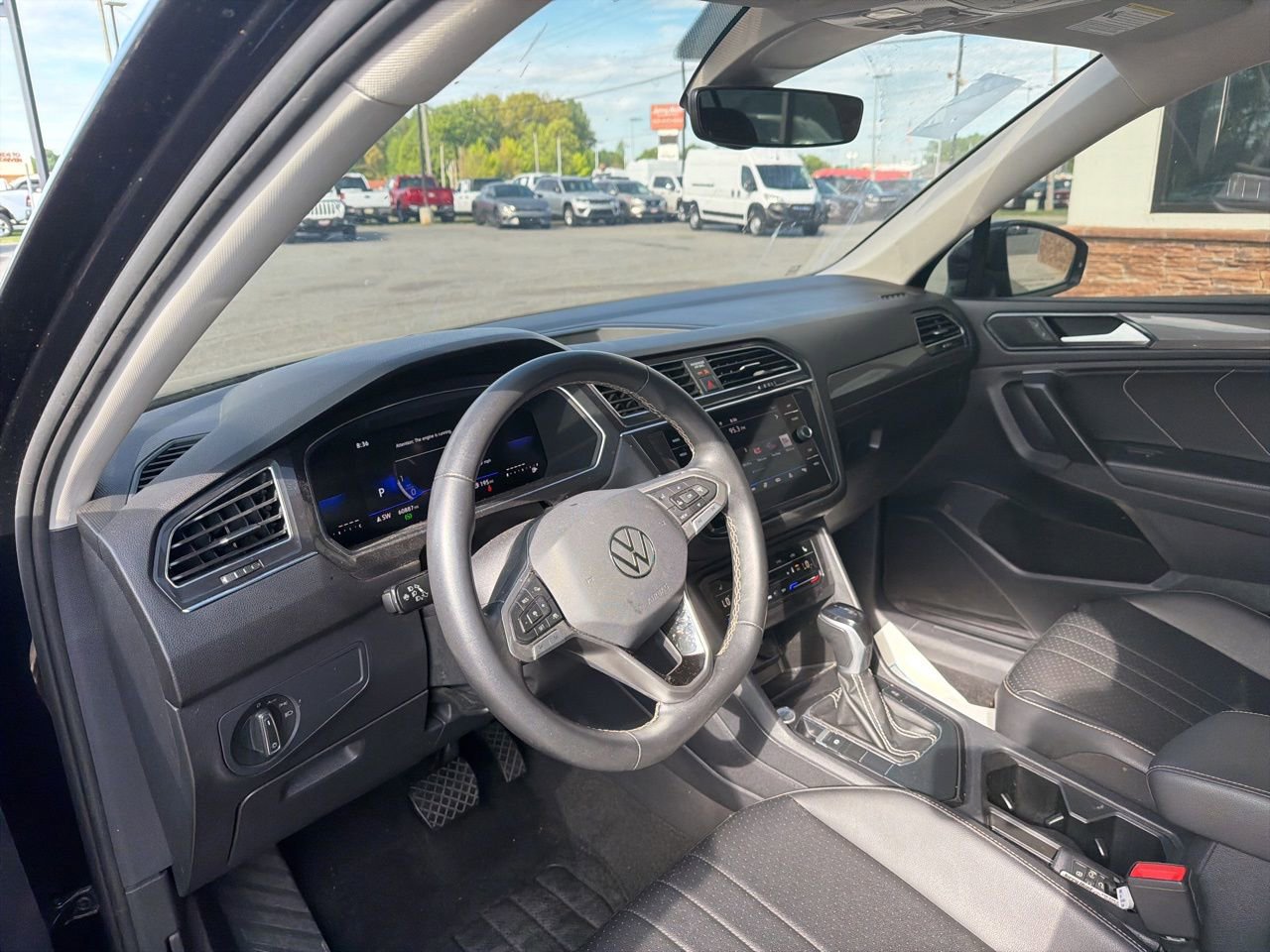 Used 2023 Volkswagen Tiguan SE w/ Panoramic Sunroof Package image 3