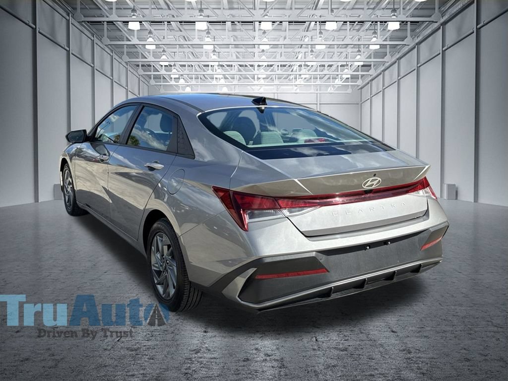 Used 2024 Hyundai Elantra SEL FWD image 5
