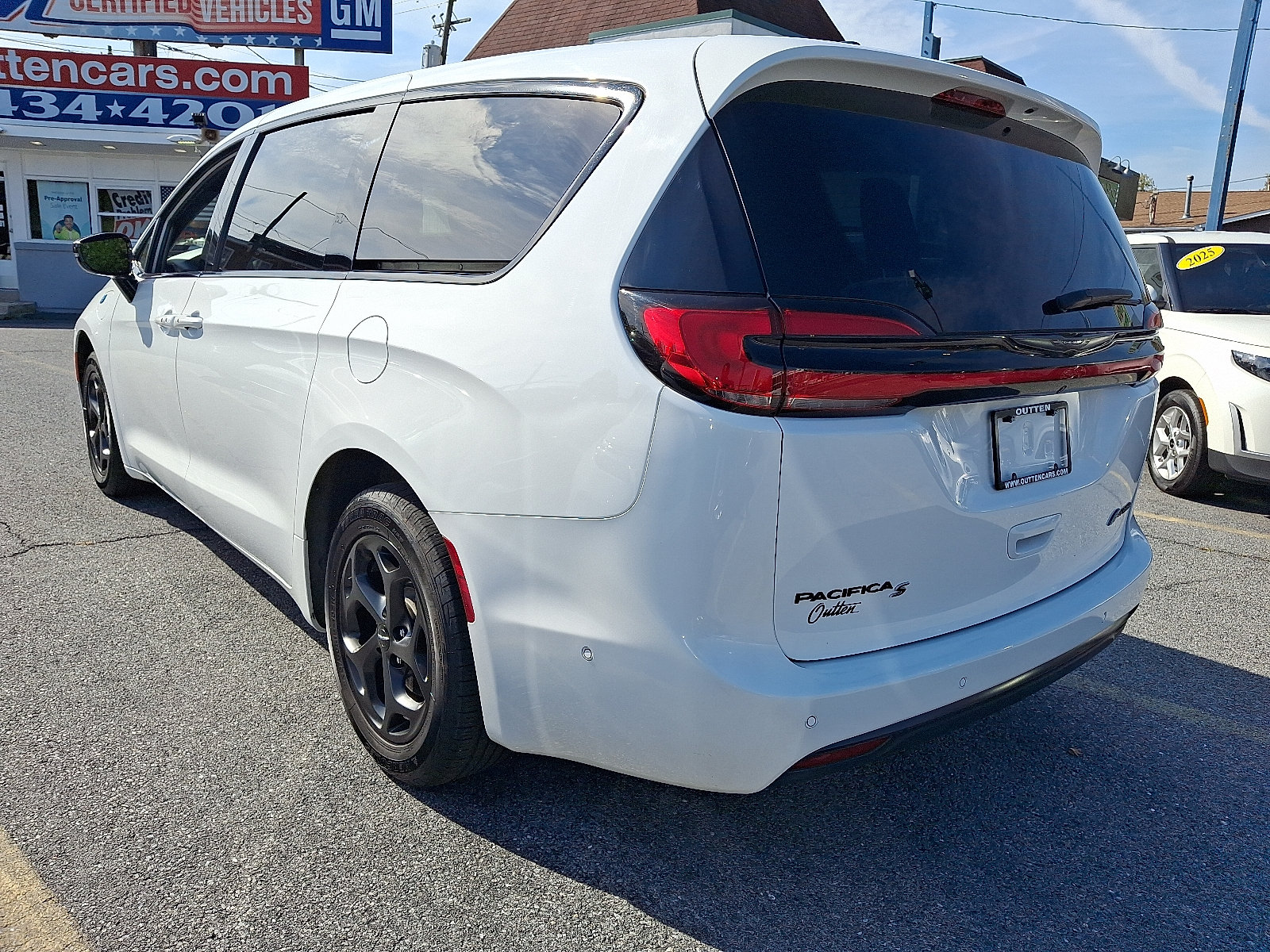 Used 2024 Chrysler Pacifica Limited FWD image 2