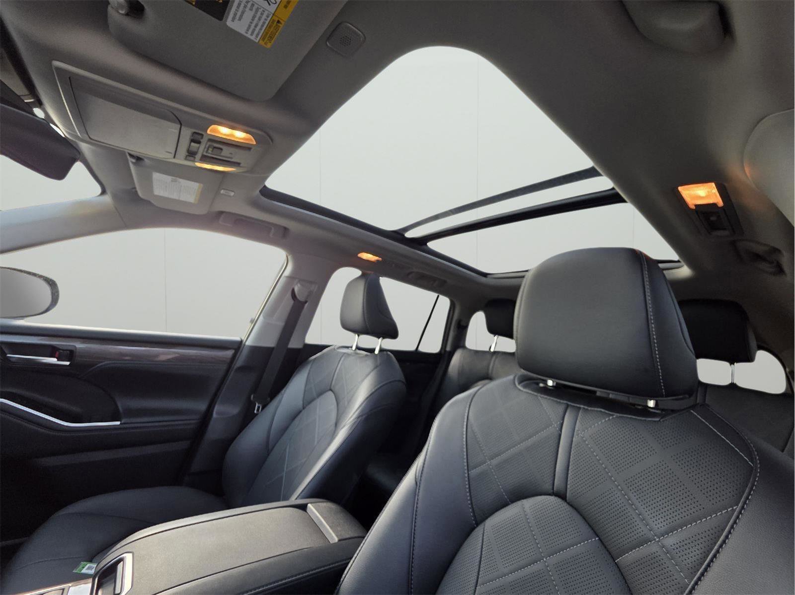 Used 2025 Toyota Highlander Platinum image 28