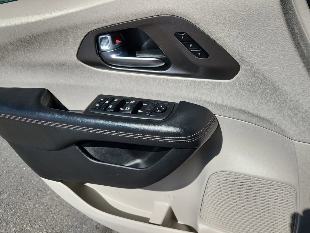 Used 2020 Chrysler Pacifica Touring-L FWD image 9