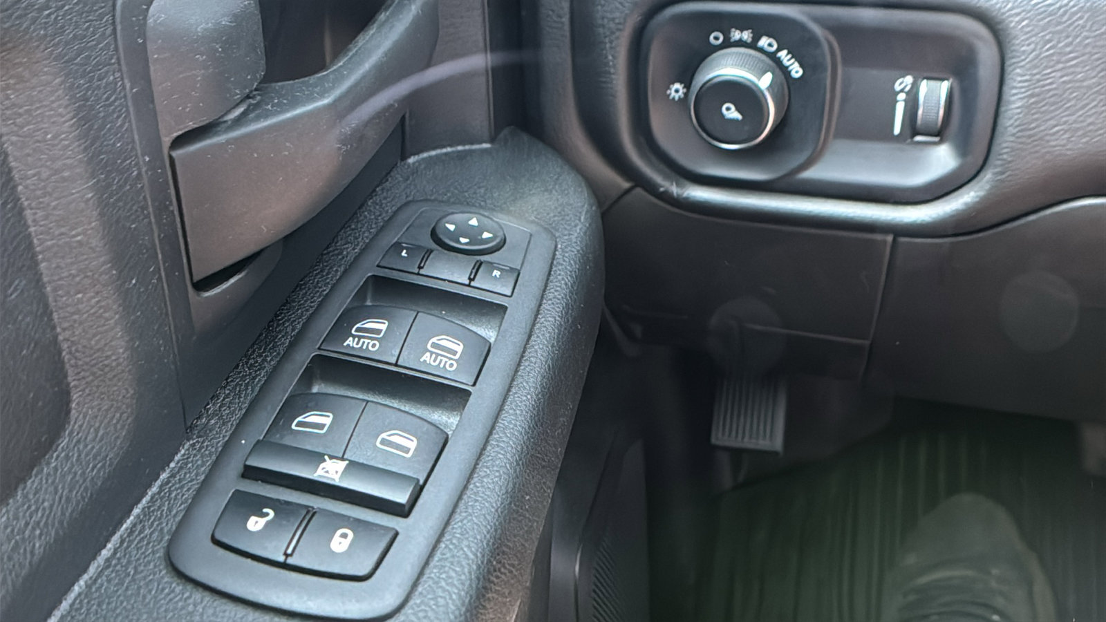 Used 2022 RAM 2500 Tradesman w/ Chrome Appearance Group image 35