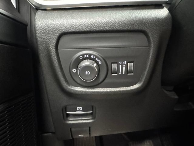 Used 2023 Jeep Grand Cherokee Limited w/ Black Appearance Package AWD/4WD image 41