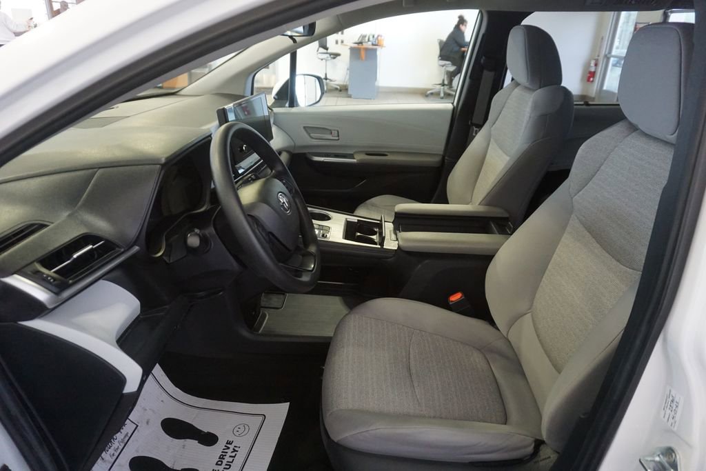 Used 2025 Toyota Sienna LE image 18