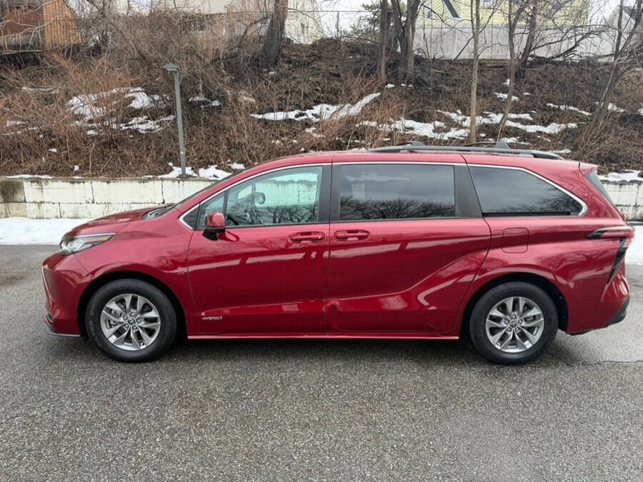 Used 2021 Toyota Sienna LE image 5