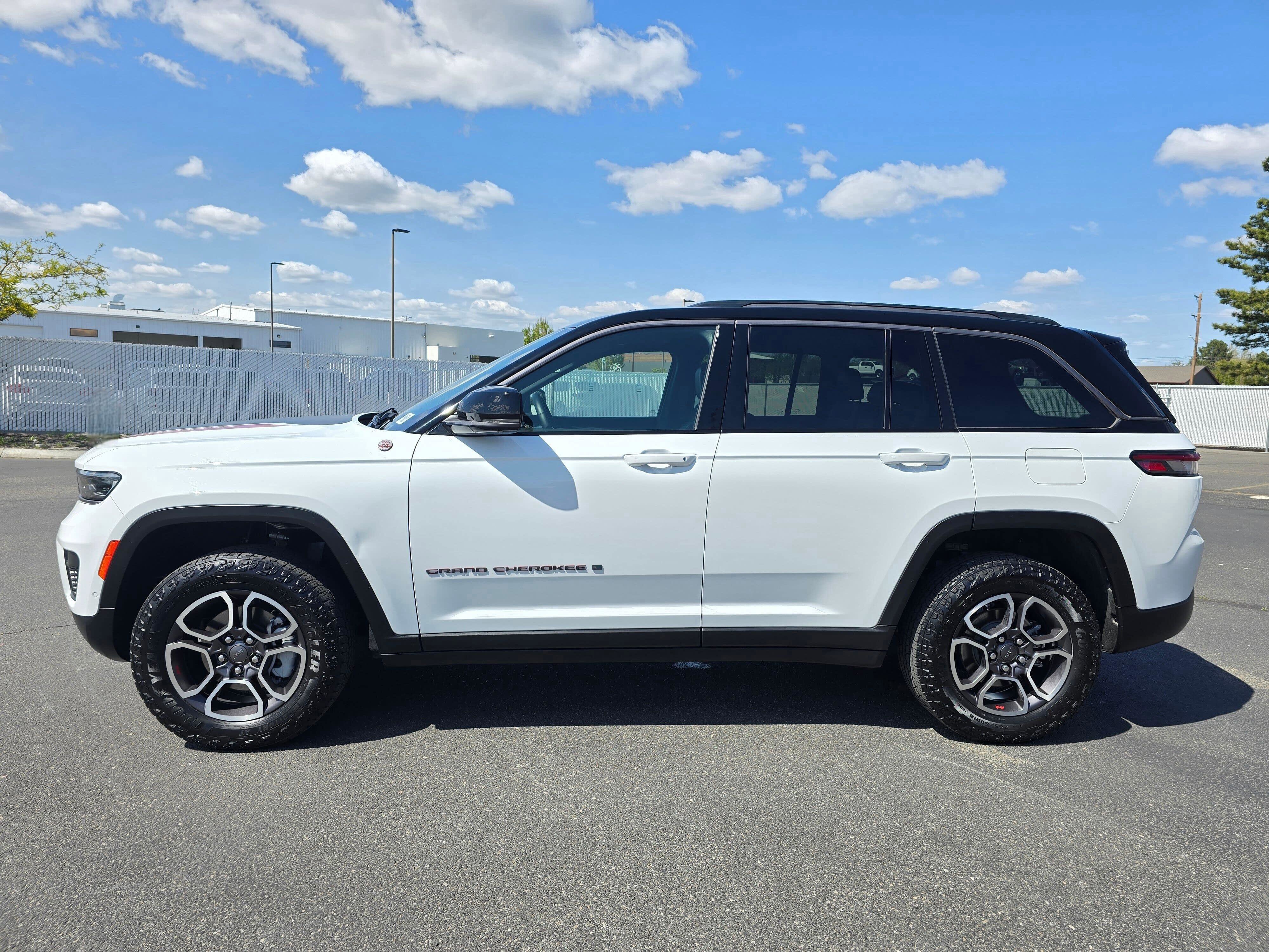 Used 2022 Jeep Grand Cherokee Trailhawk w/ ADV Protech Group II AWD/4WD image 3