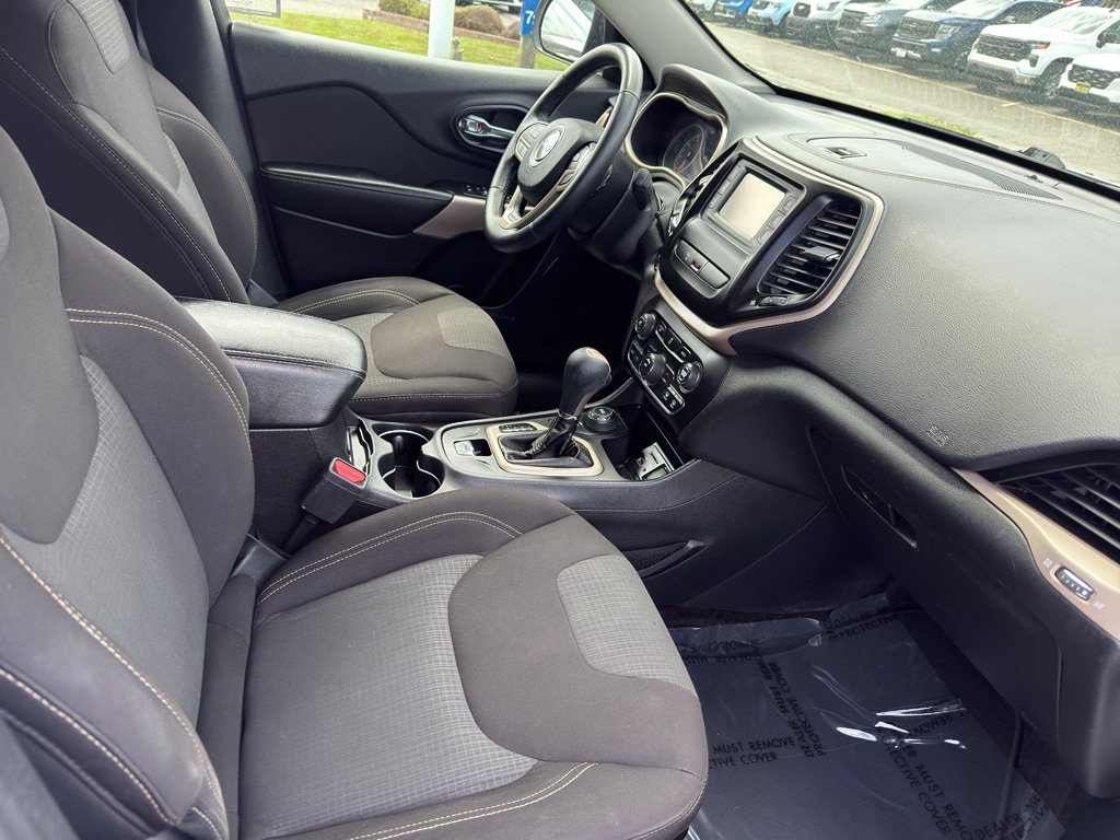 Used 2017 Jeep Cherokee Latitude w/ Safety/Convenience Group AWD/4WD image 16