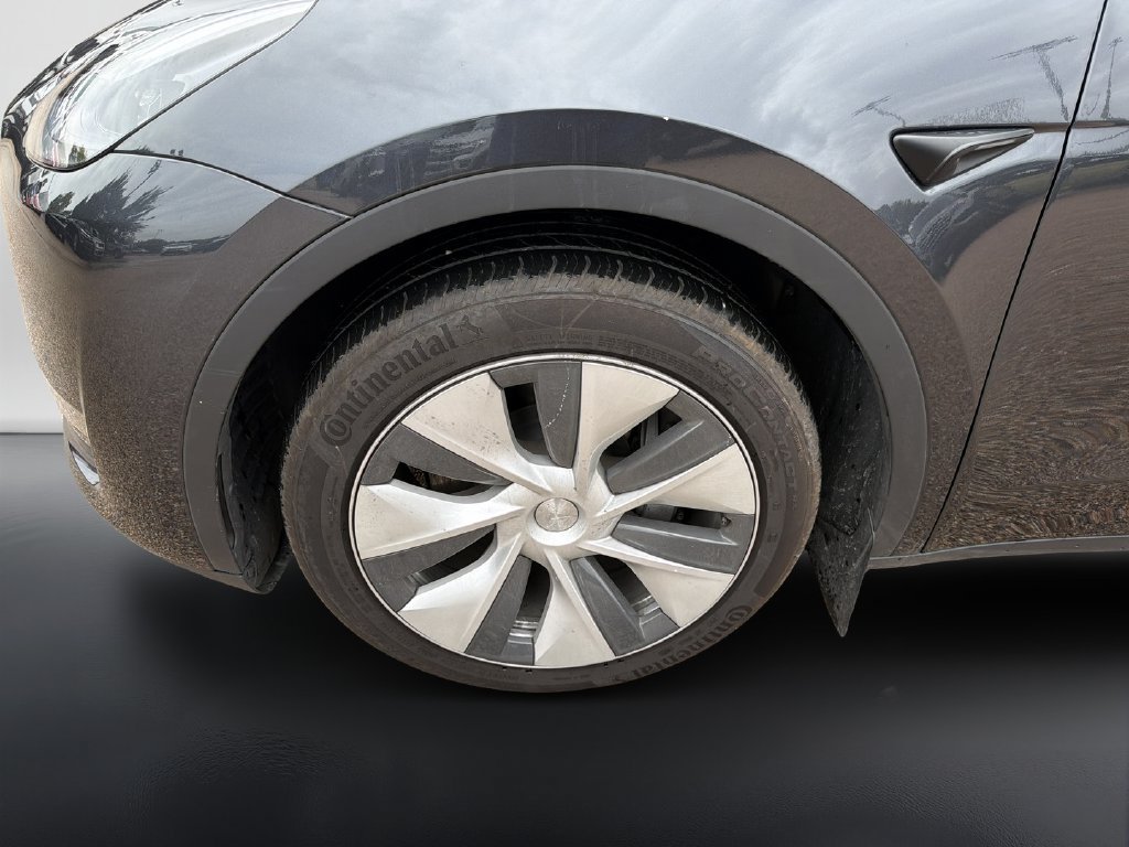 Used 2024 Tesla Model Y 2WD image 9