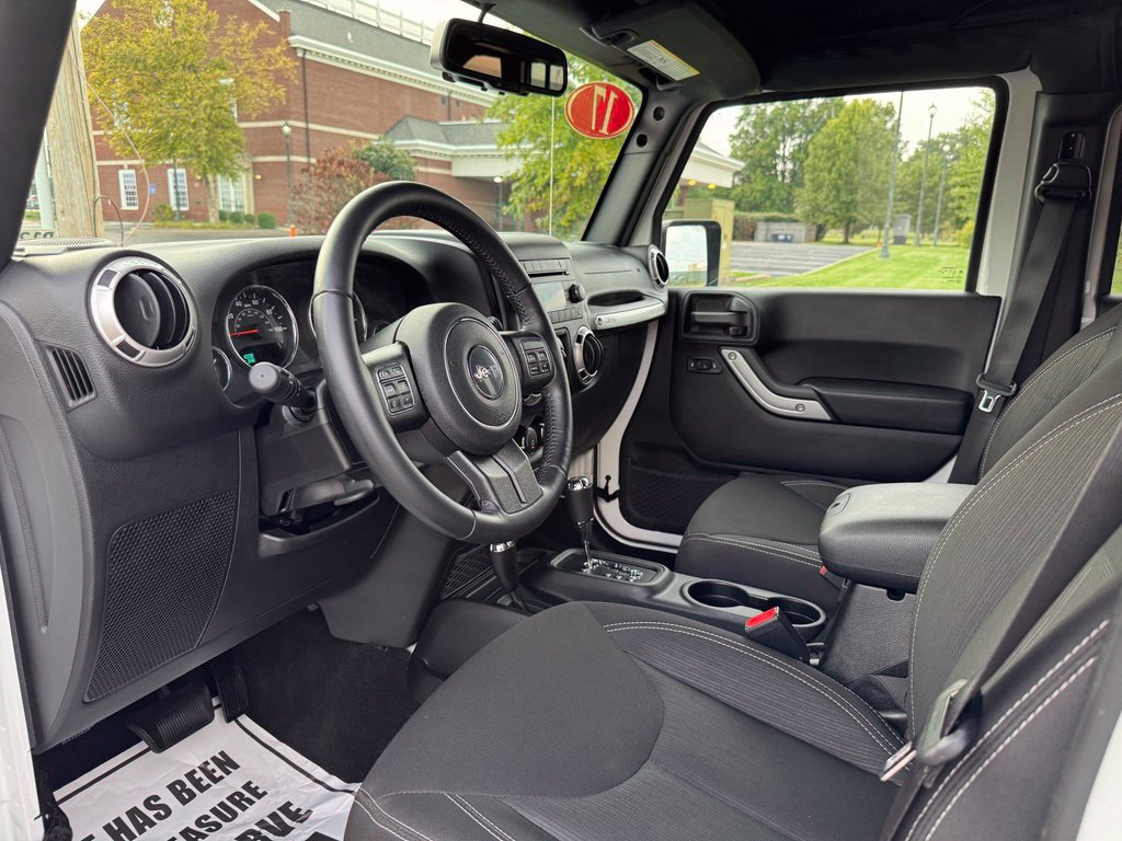 Used 2017 Jeep Wrangler Unlimited Sahara w/ Connectivity Group AWD/4WD image 12
