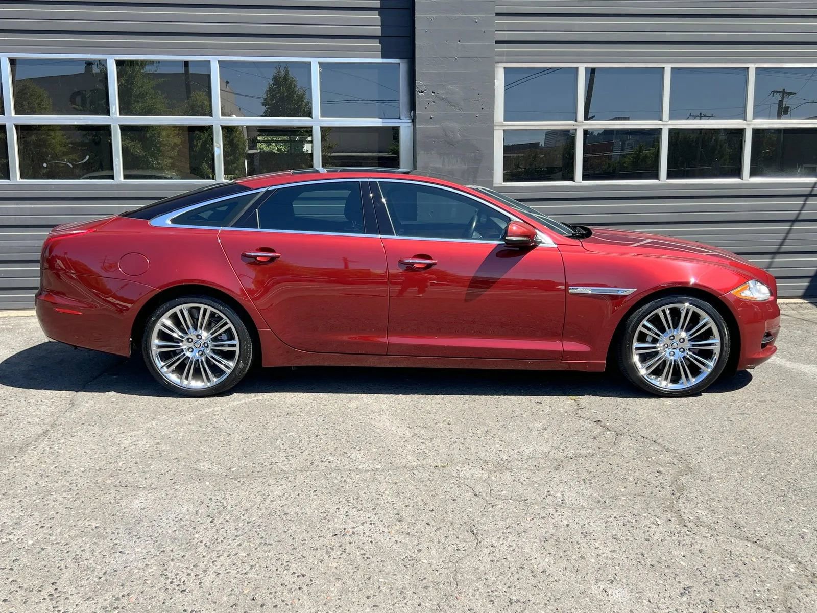 Used 2011 Jaguar XJ image 7
