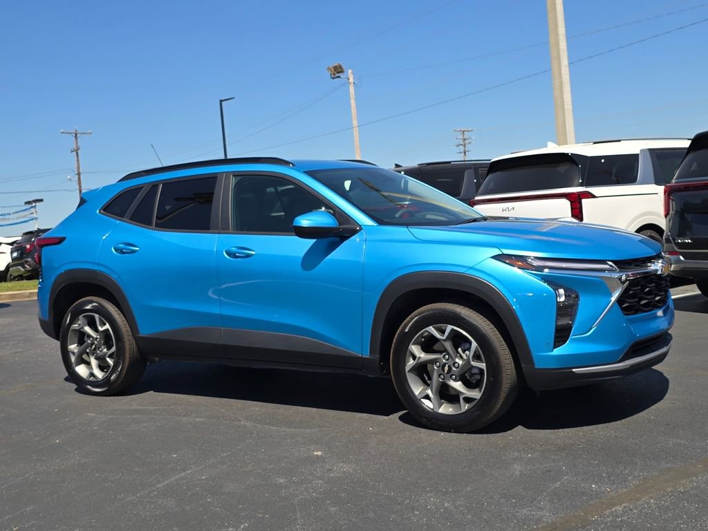 Used 2025 Chevrolet Trax LT FWD image 1