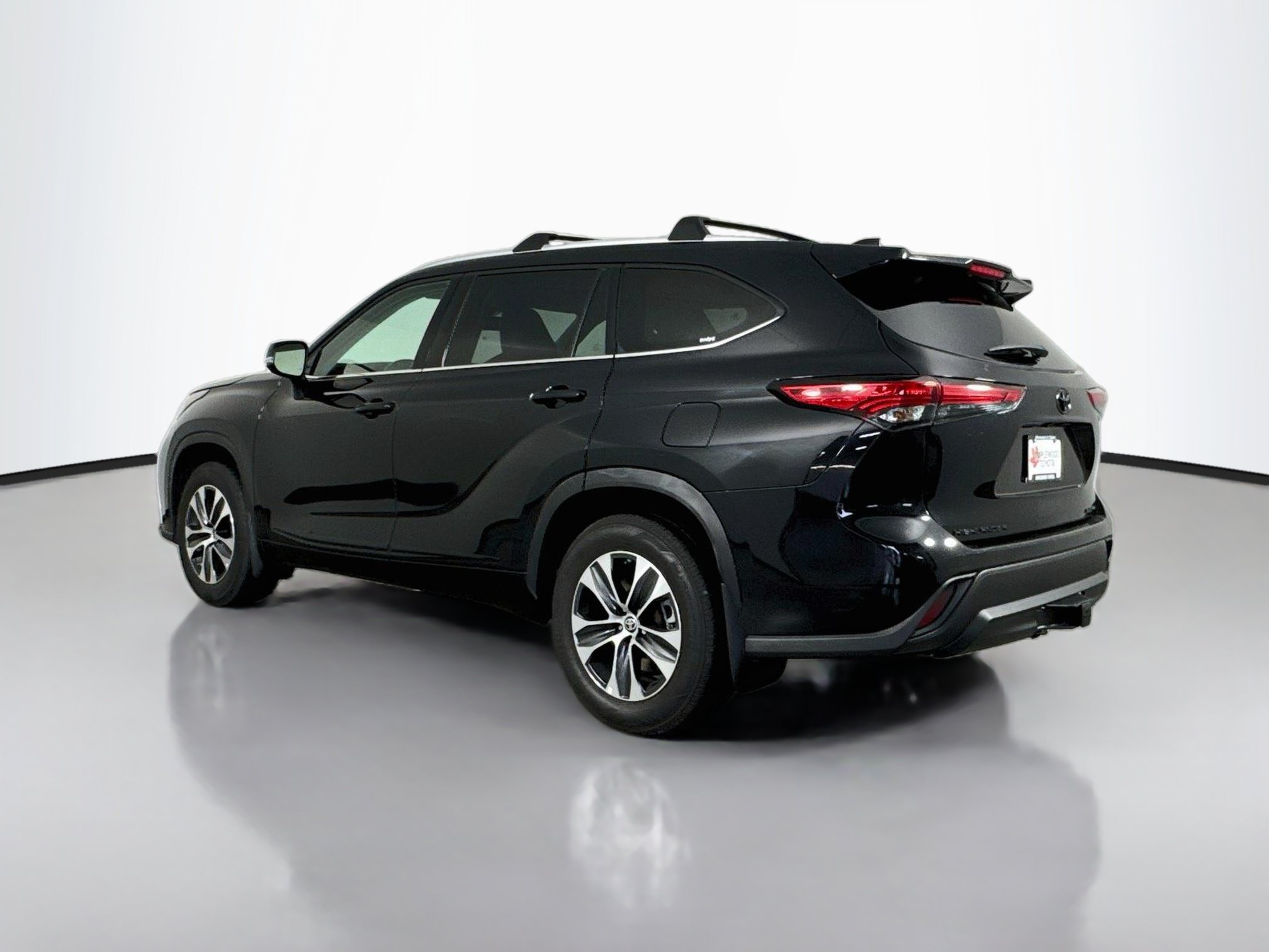 Used 2022 Toyota Highlander XLE AWD/4WD image 5
