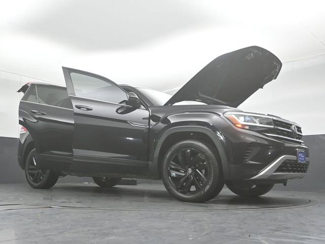 Used 2022 Volkswagen Atlas Cross Sport SE w/ Black Wheel Package image 51