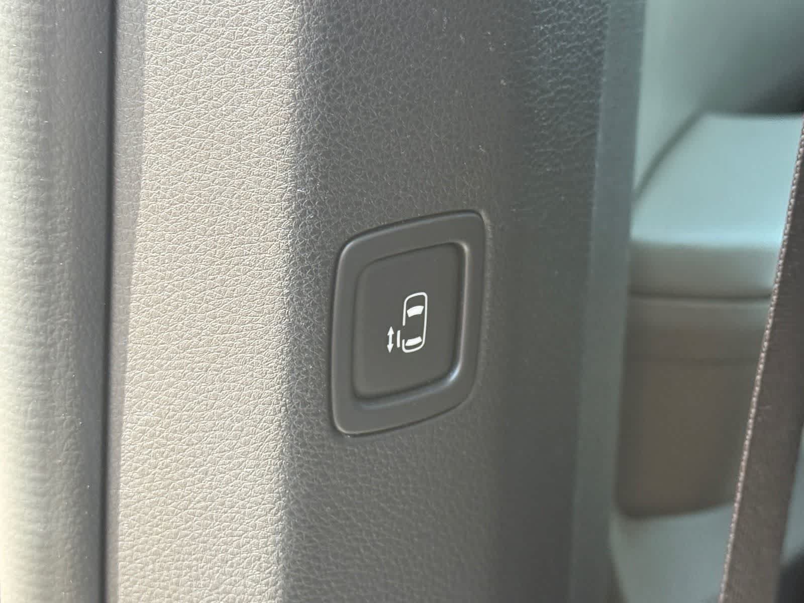 Used 2025 Kia Carnival FWD image 13