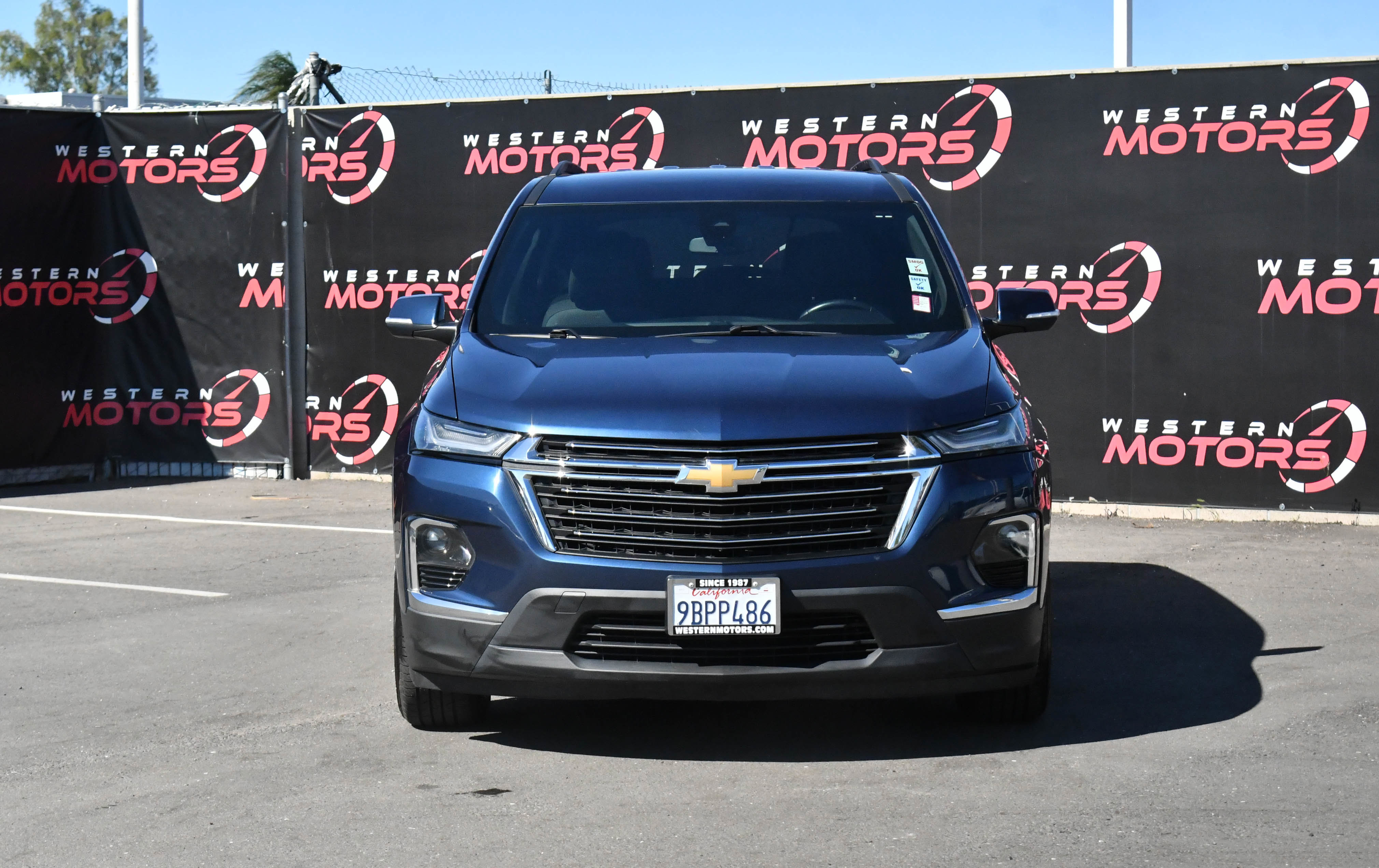 Used 2022 Chevrolet Traverse LT image 2