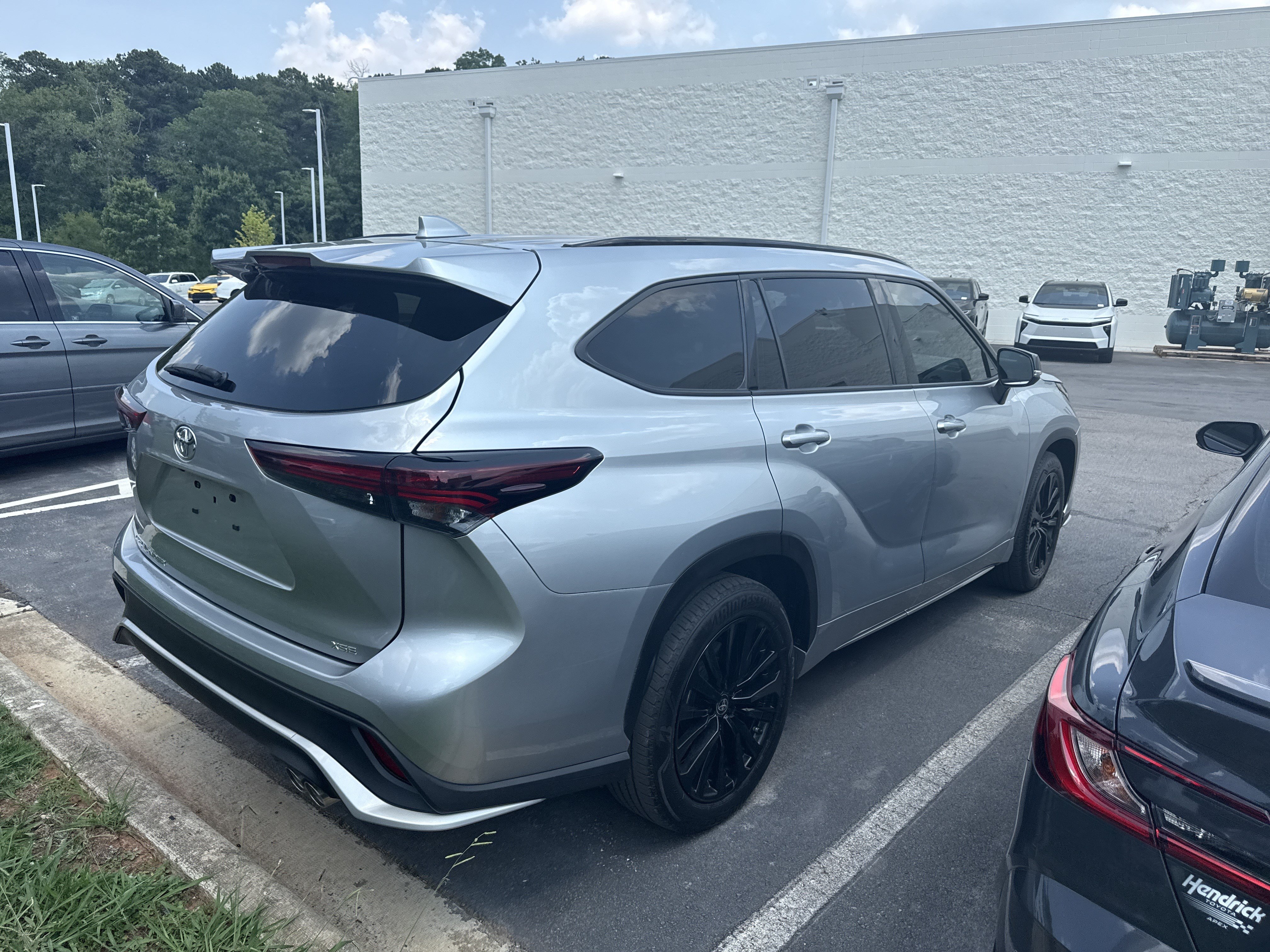 Used 2024 Toyota Highlander XSE FWD image 6