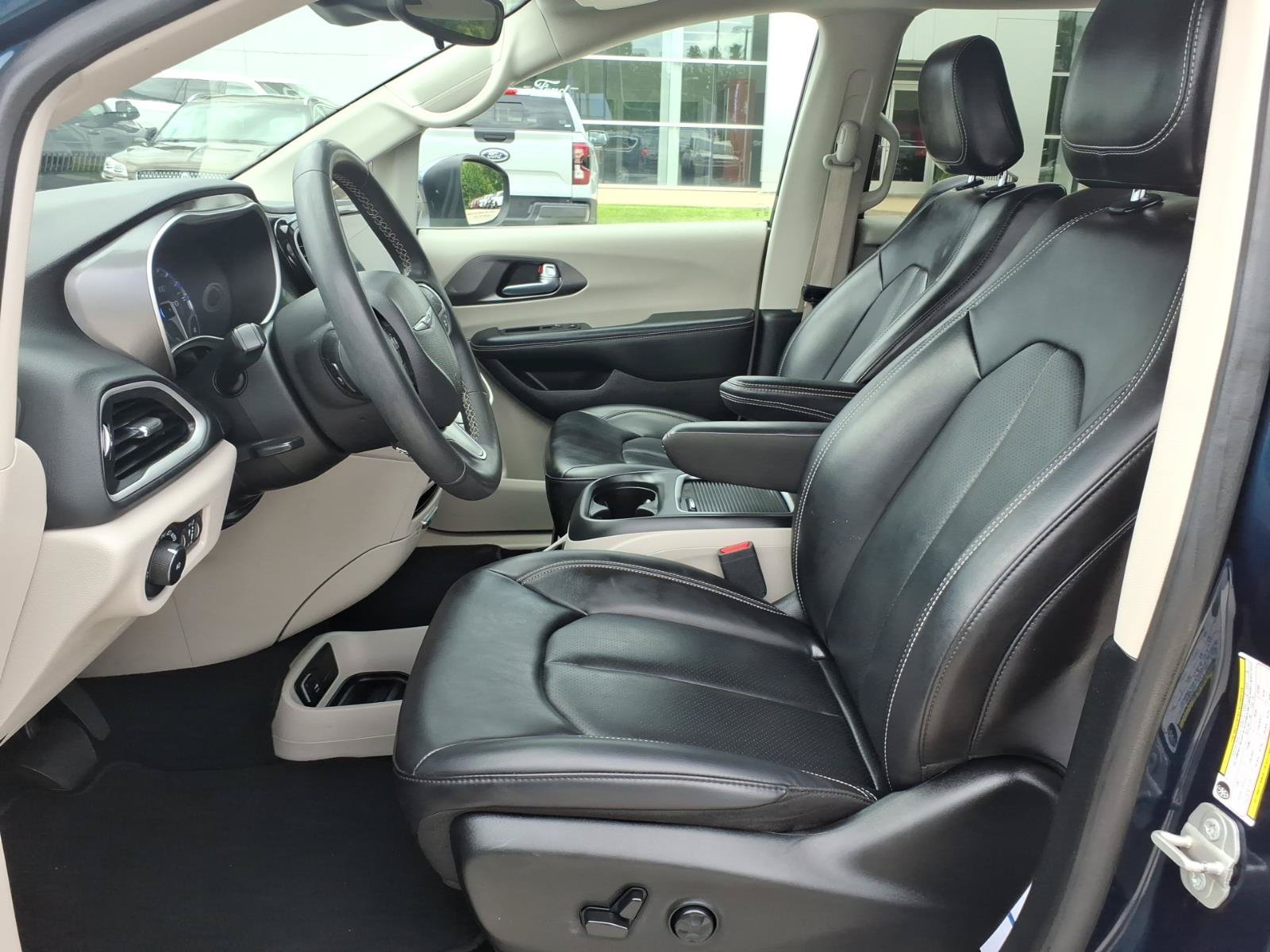 Used 2023 Chrysler Pacifica Touring-L FWD image 10