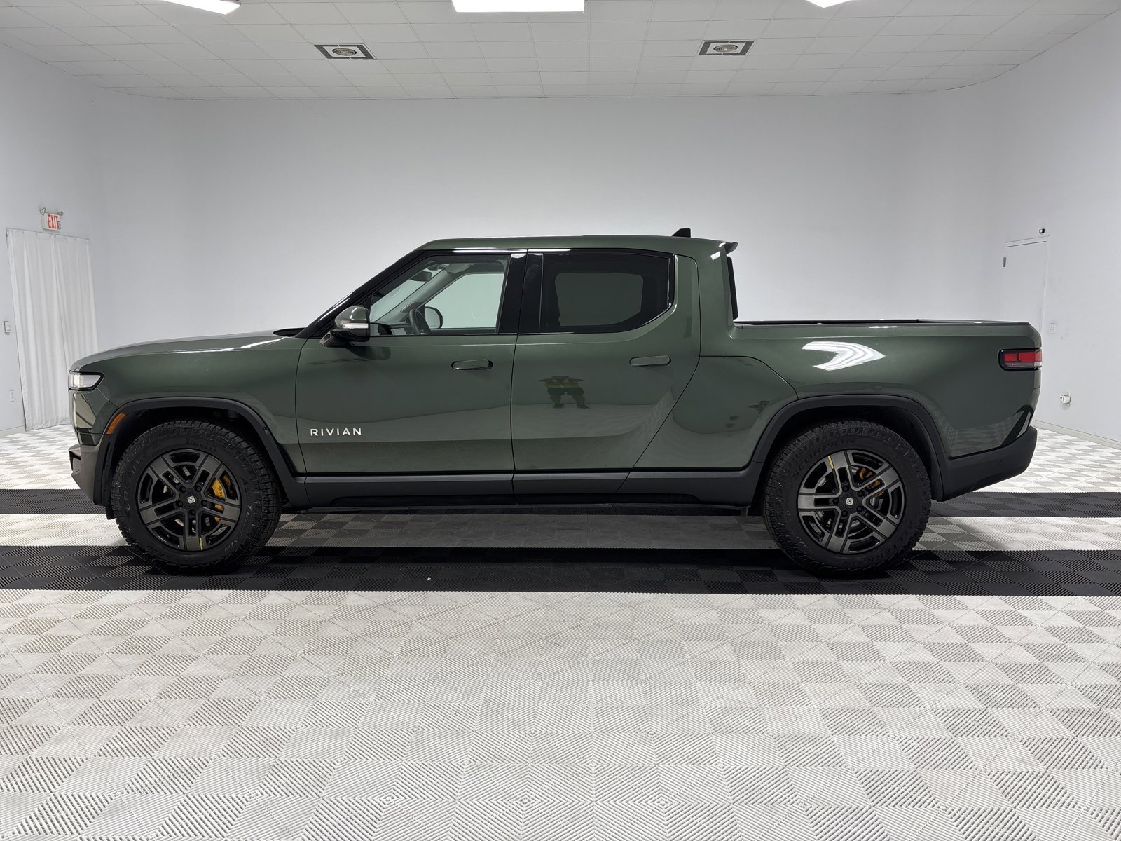 Used 2023 Rivian R1T Adventure image 2