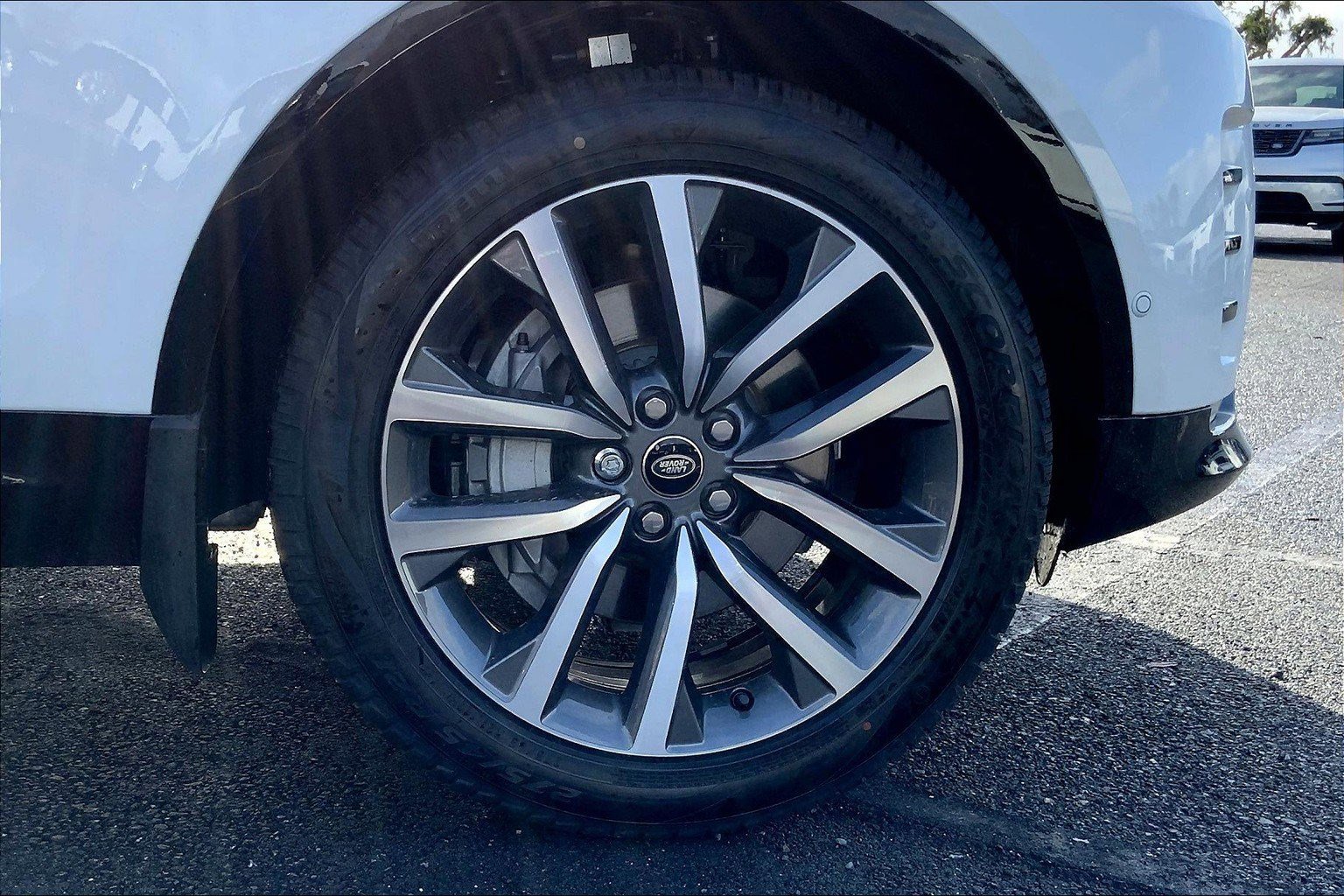 New 2025 Land Rover Discovery Dynamic SE image 13