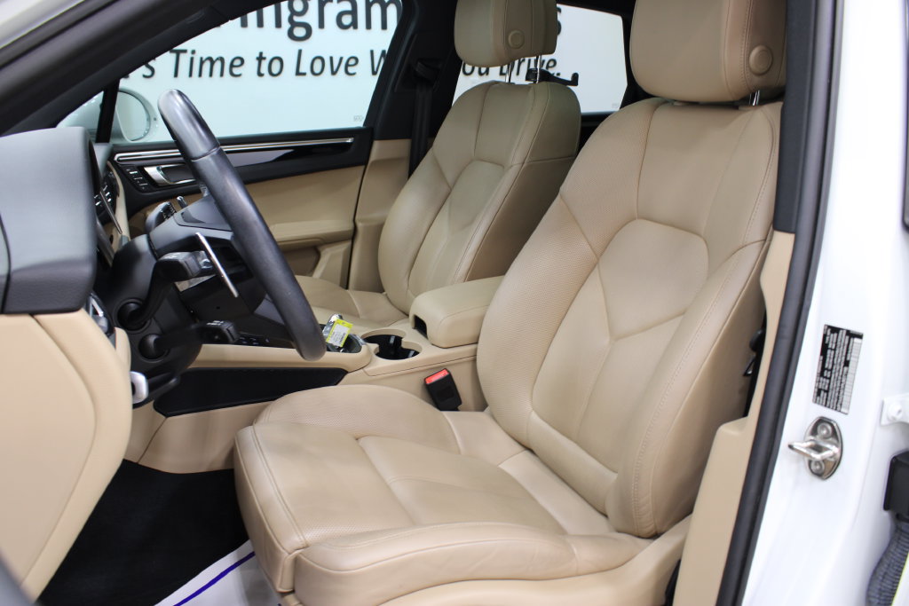 Used 2023 Porsche Macan AWD/4WD image 5