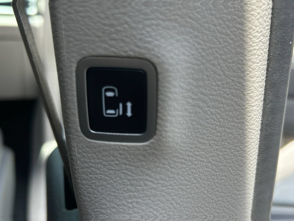 Used 2023 Chrysler Pacifica Touring-L FWD image 25