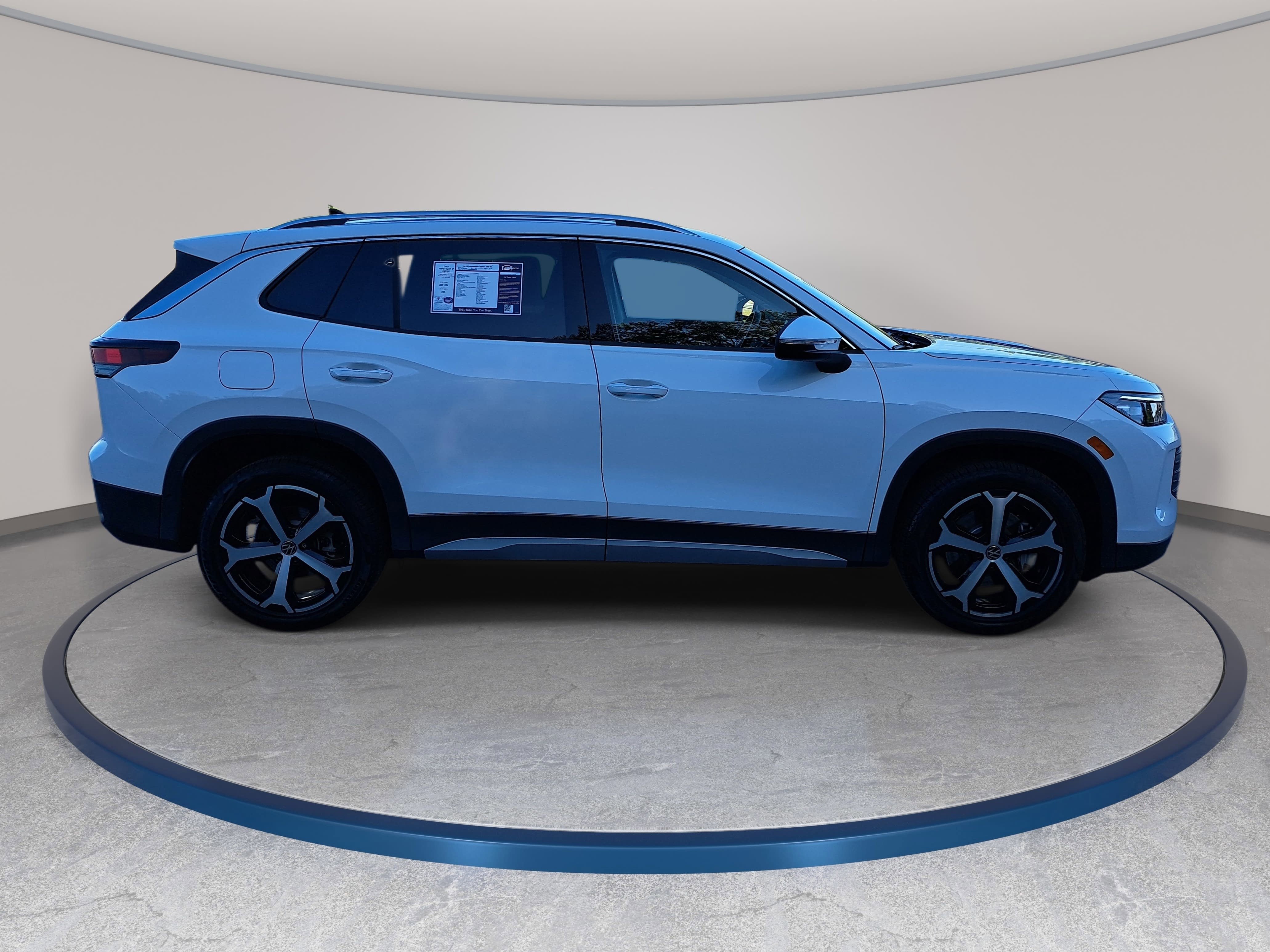 Used 2025 Volkswagen Tiguan SE AWD/4WD image 4