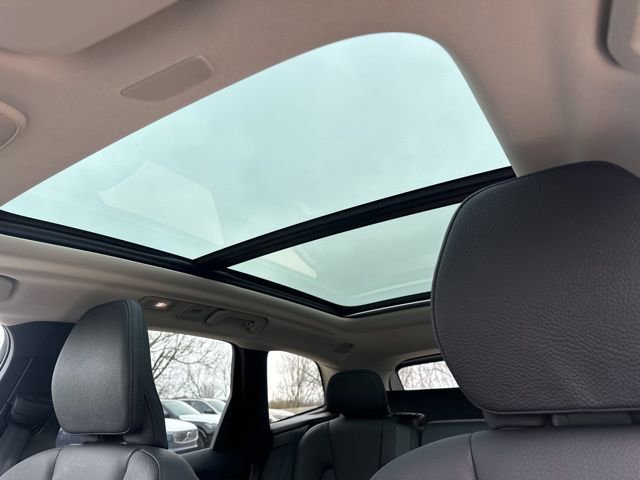 Certified 2023 Volvo XC60 B5 Plus w/ Climate Package image 18