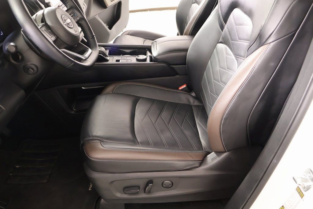 Used 2024 Nissan Pathfinder Platinum image 12