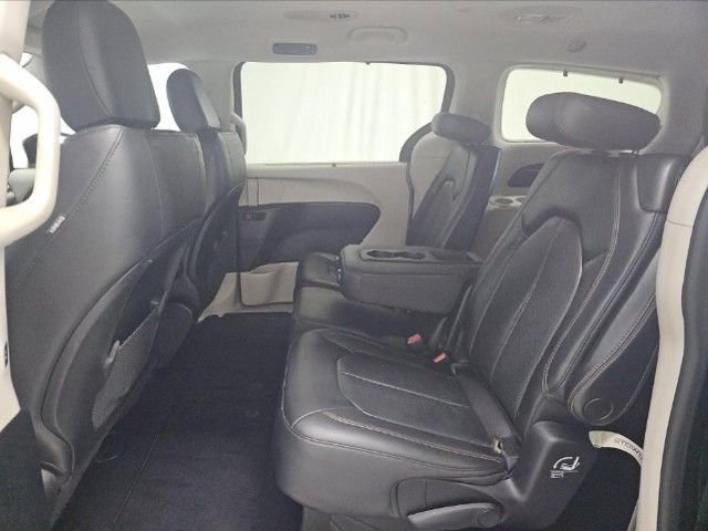 Used 2020 Chrysler Pacifica Touring-L FWD image 8