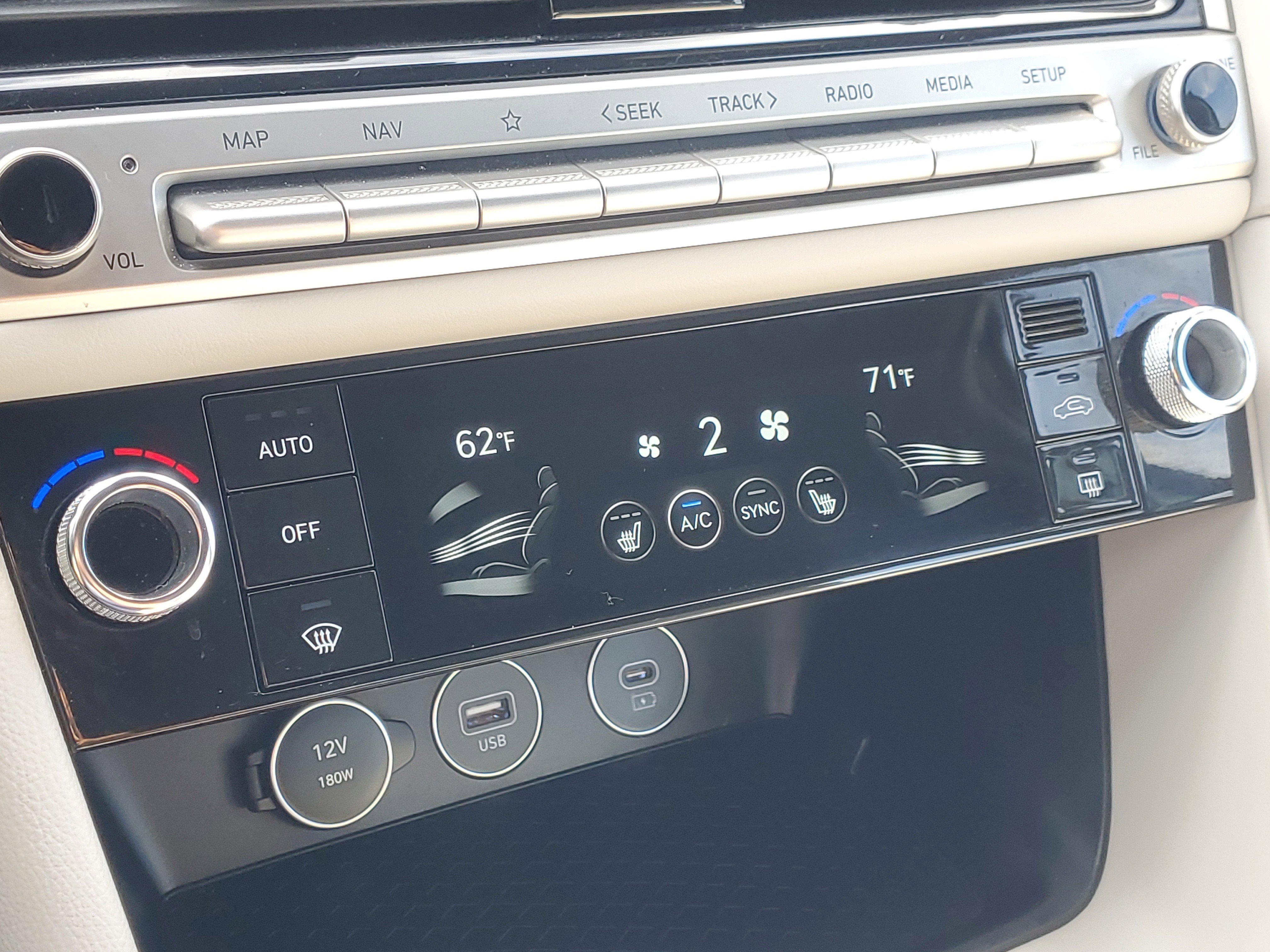 Used 2025 Genesis G70 2.5T image 28