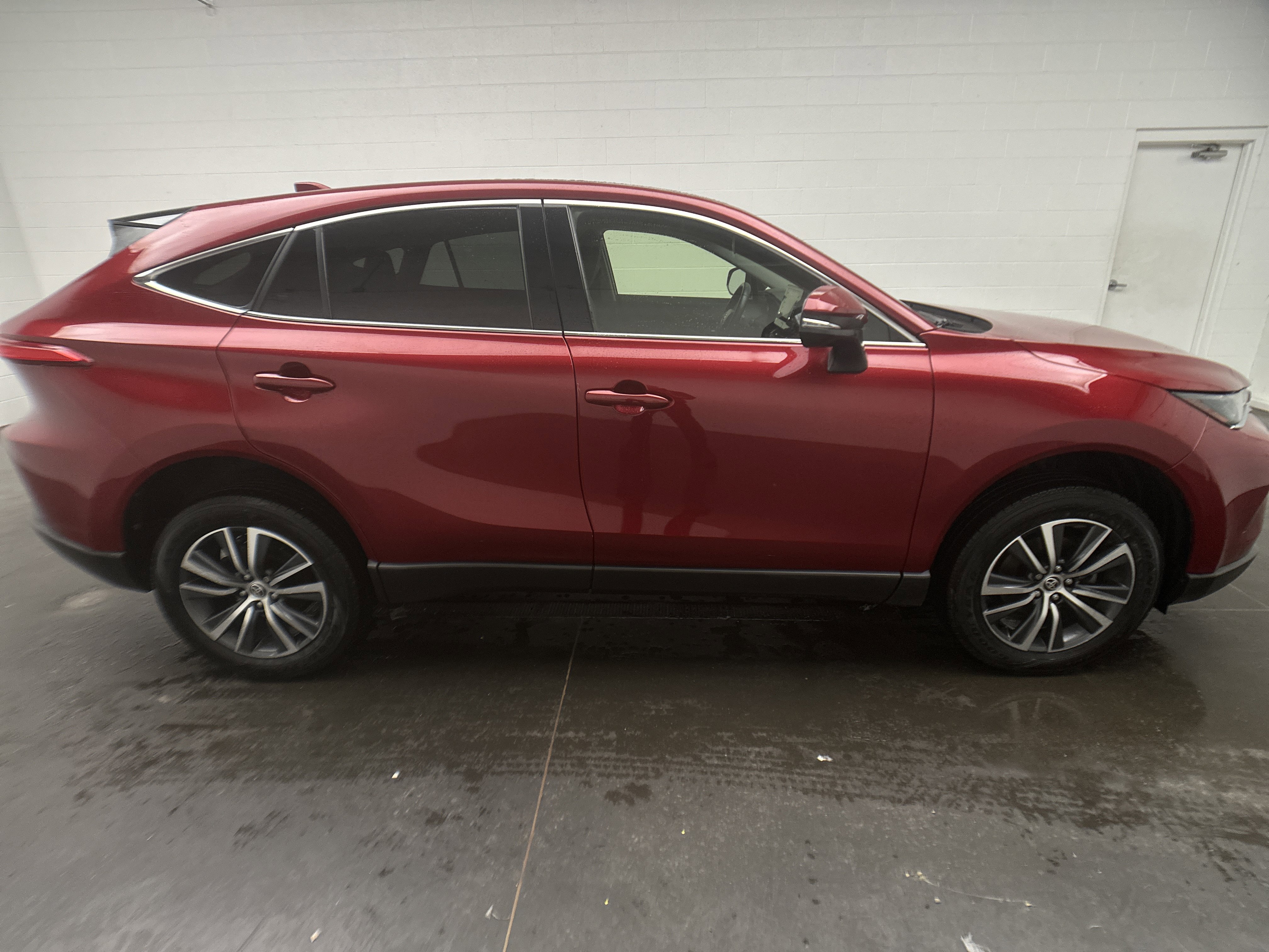 Used 2022 Toyota Venza LE image 10