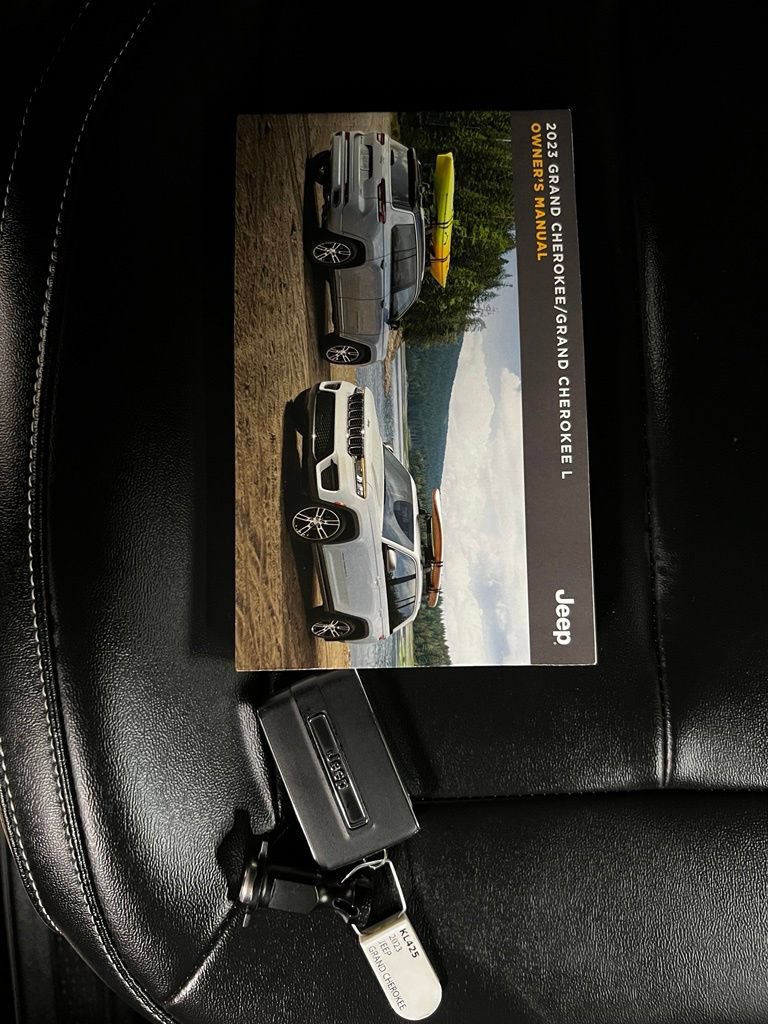 Used 2023 Jeep Grand Cherokee Limited AWD/4WD image 37