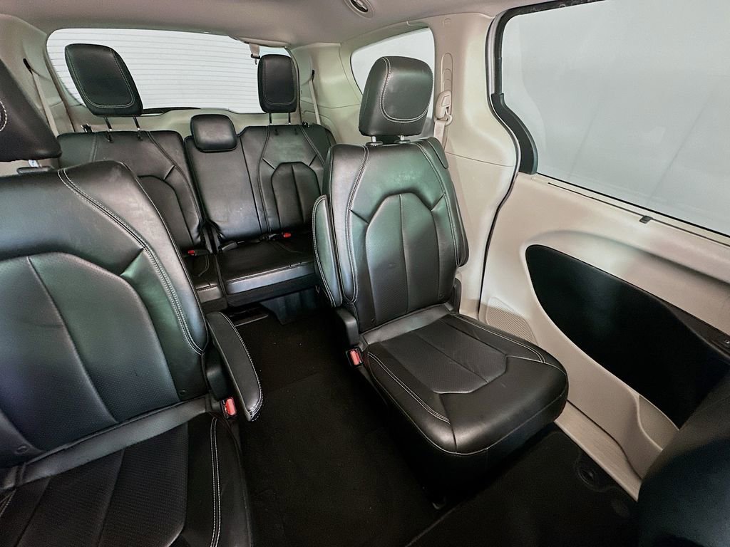 Used 2024 Chrysler Pacifica Touring-L image 38