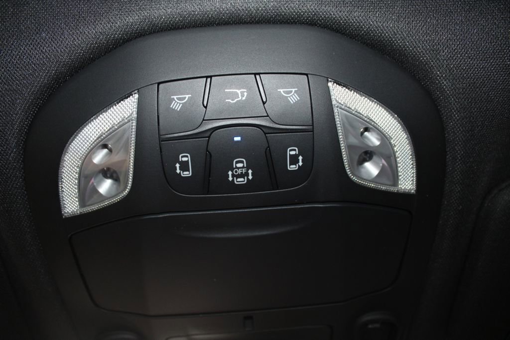 Used 2025 Chrysler Pacifica Limited FWD image 32