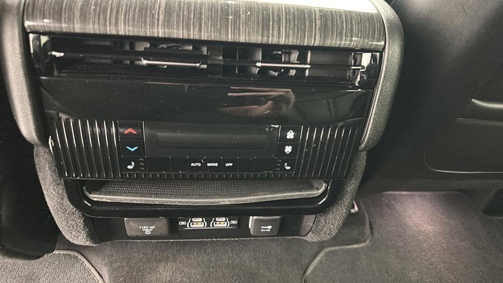 Used 2022 Jeep Wagoneer Series III w/ Rear Seat Video Group 1 AWD/4WD image 14