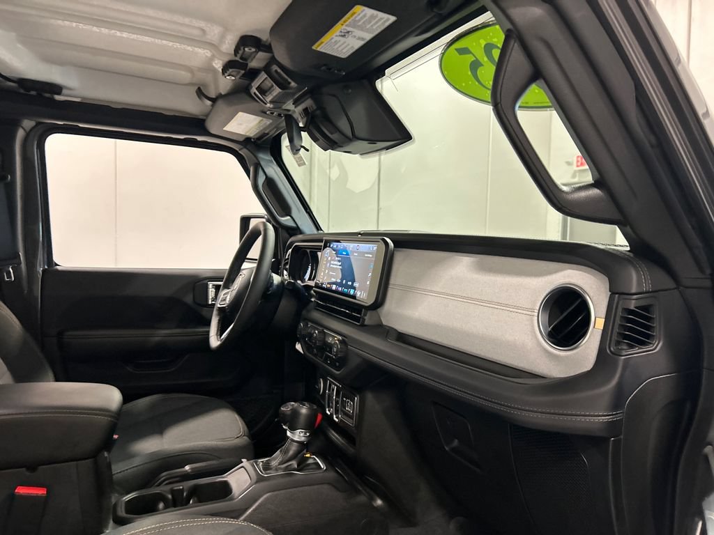 Used 2025 Jeep Wrangler Unlimited Sahara AWD/4WD image 34