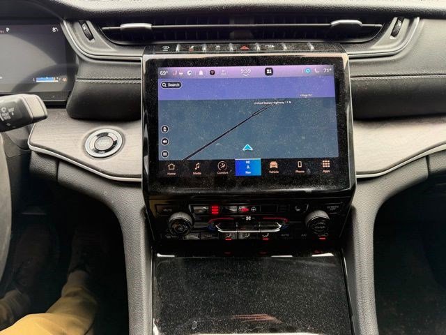 Used 2023 Jeep Grand Cherokee Limited w/ Black Appearance Package image 7