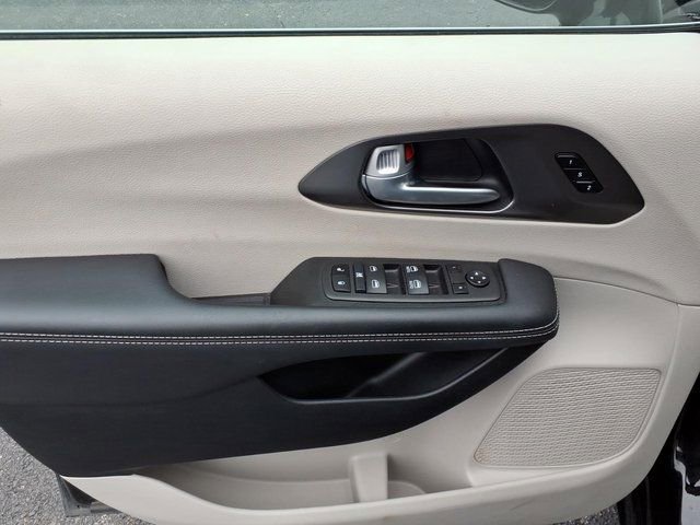 Used 2024 Chrysler Pacifica Touring-L image 3