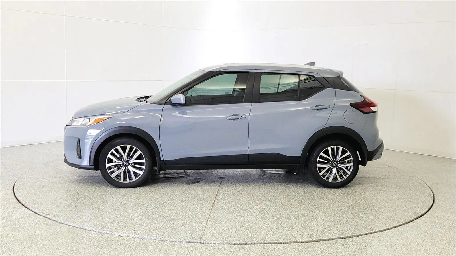 Used 2024 Nissan Kicks SV FWD image 4