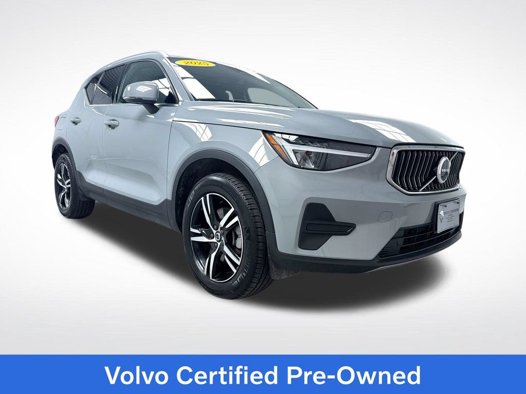 Used 2025 Volvo XC40 B5 Core