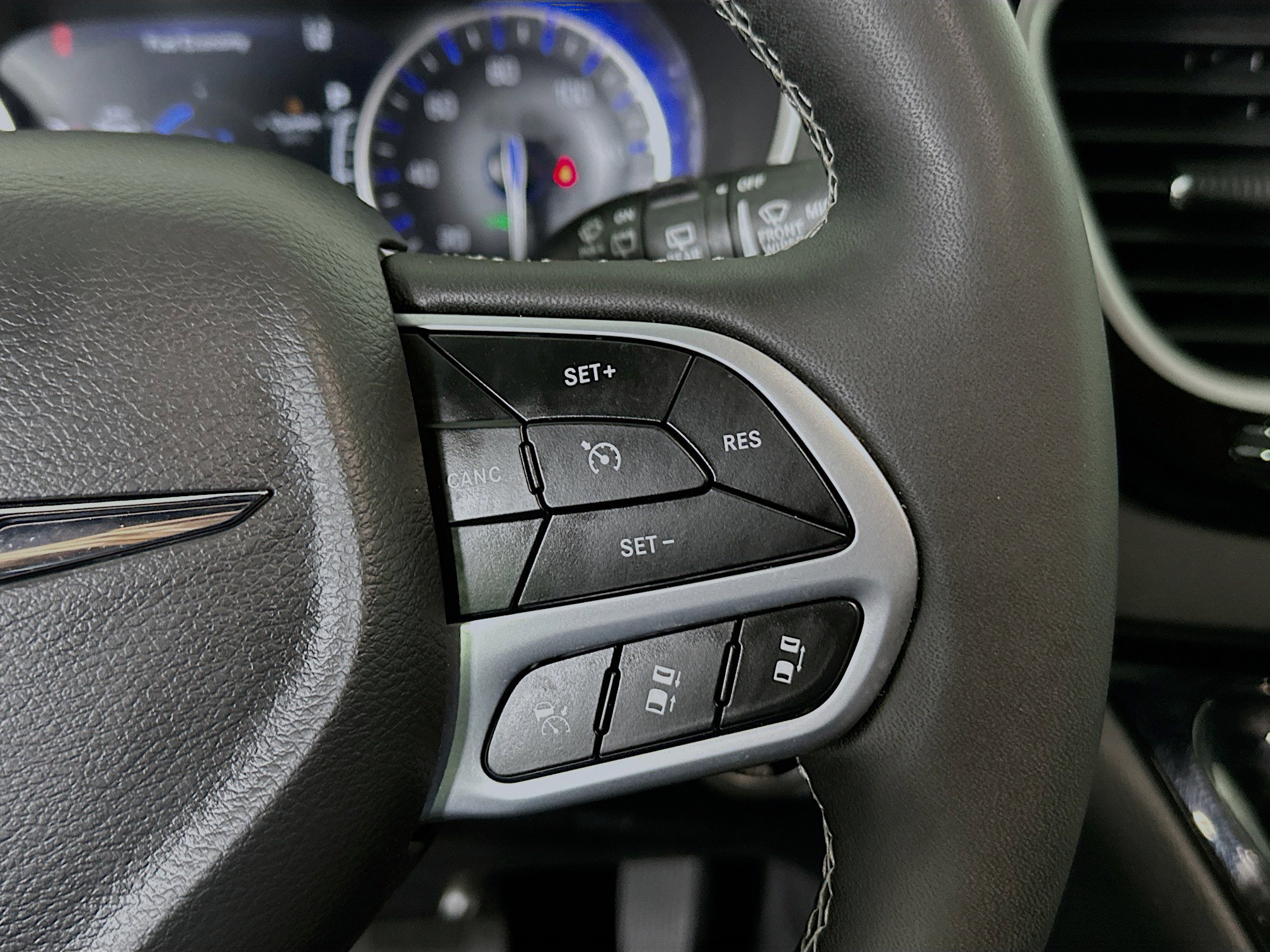Used 2025 Chrysler Pacifica Select image 17
