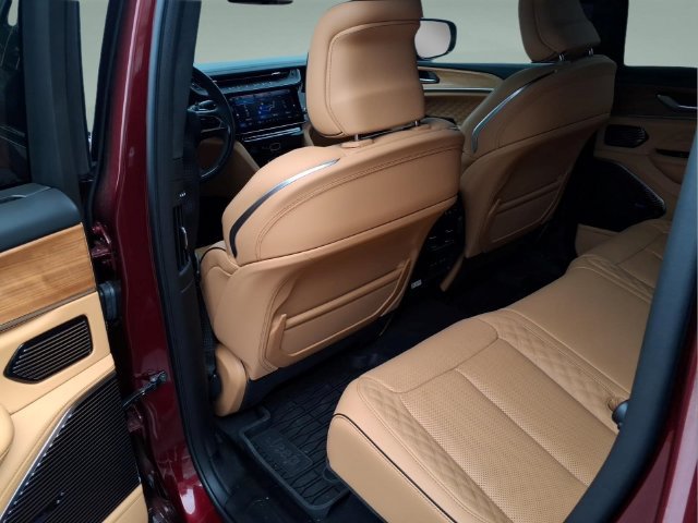Used 2026 Jeep Grand Cherokee Summit w/ Adv Protech Group IV AWD/4WD image 32